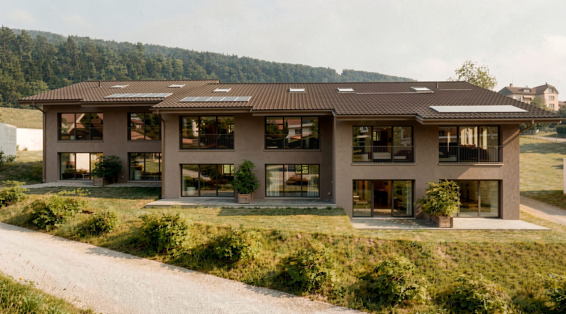 Façade de La Fenette, toiture avec capteurs solaires, vue depuis le jardin